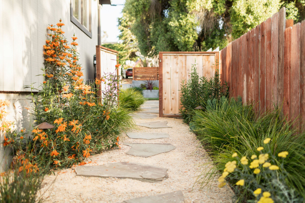 Maritimer Gartenweg neben dem Haus mit direkter Sonneneinstrahlung und Natursteinplatten in San Luis Obispo