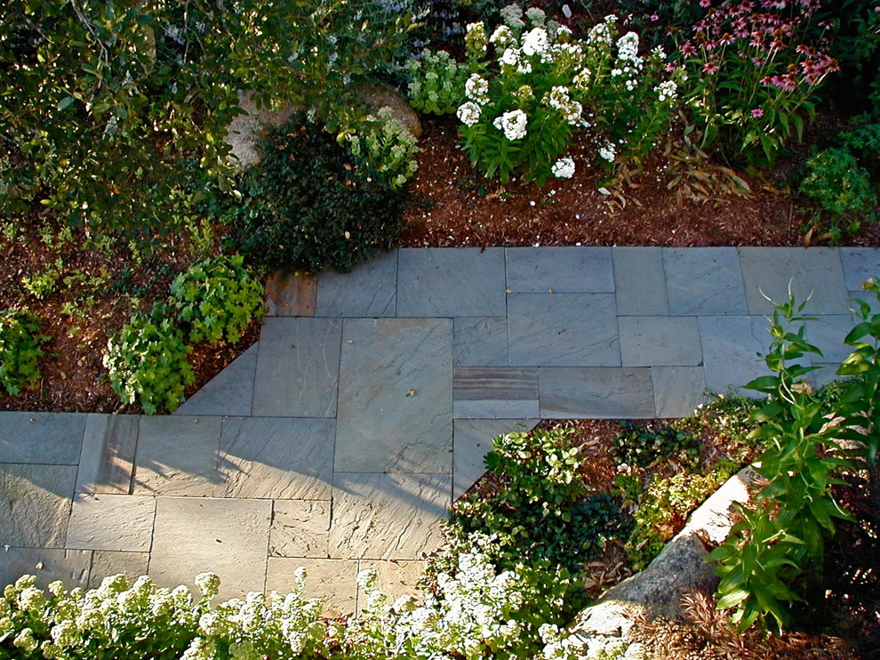 Exemple d'un petit aménagement d'entrée ou allée de jardin latéral bord de mer l'été avec une exposition partiellement ombragée et des pavés en pierre naturelle.
