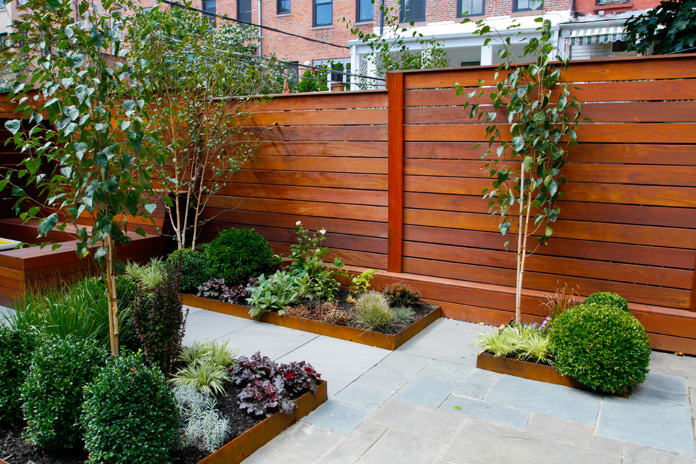 This is an example of a mid-century modern landscaping in New York.