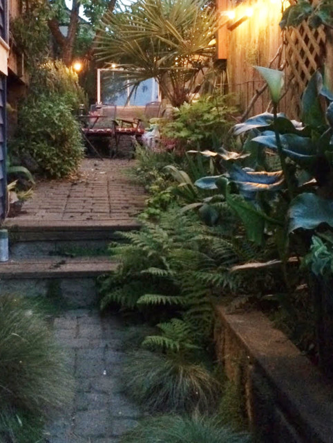 Cobble stone pathway and shade garden at night Rustikal Garten