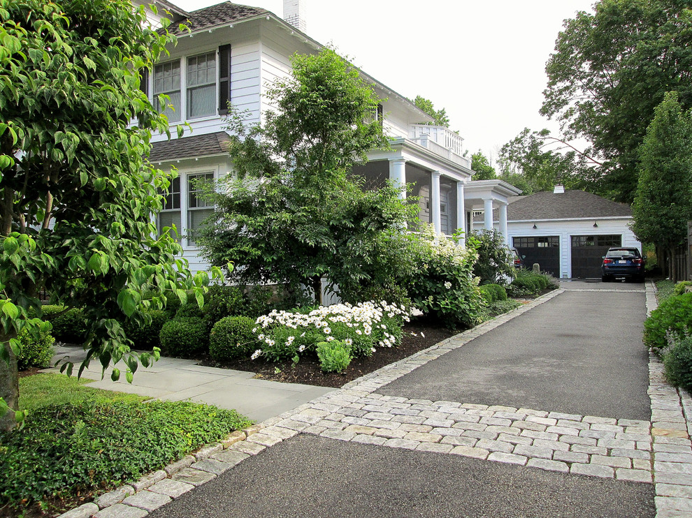 Großer Klassischer Garten neben dem Haus mit Auffahrt und Natursteinplatten in Boston