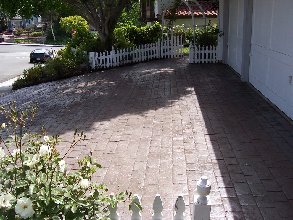 Foto di un vialetto d'ingresso chic esposto a mezz'ombra di medie dimensioni e davanti casa con pavimentazioni in cemento
