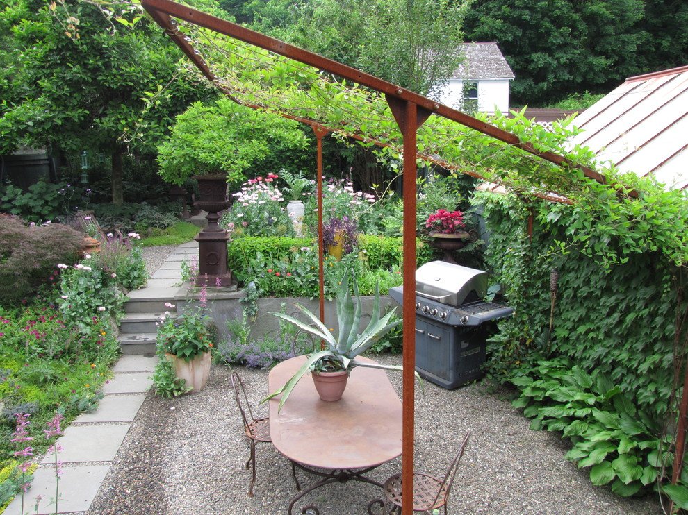 Cette photo montre un jardin à la française arrière éclectique de taille moyenne avec des pavés en béton.