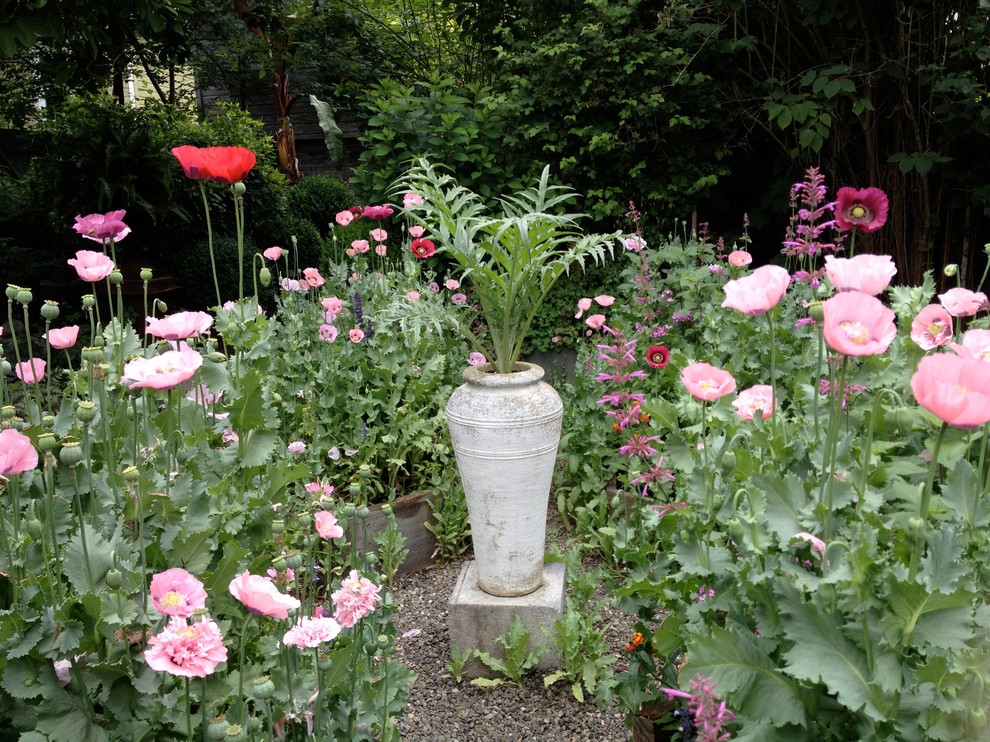 Immagine di un giardino formale boho chic di medie dimensioni e dietro casa