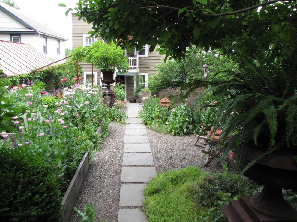 Esempio di un giardino formale boho chic di medie dimensioni e dietro casa con pavimentazioni in cemento