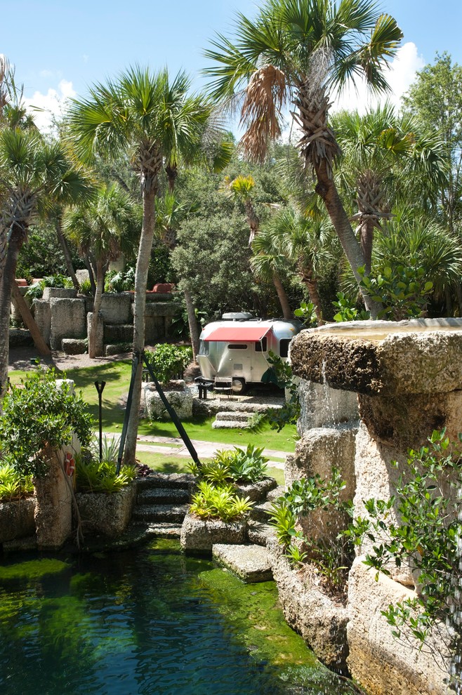 Halbschattiger, Kleiner Garten im Frühling mit Granitsplitt in Miami
