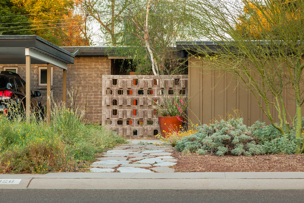 Ejemplo de jardín minimalista de tamaño medio en patio delantero con exposición parcial al sol y adoquines de piedra natural