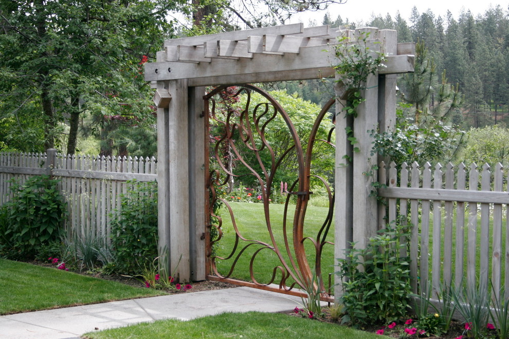 Свежая идея для дизайна: участок и сад на заднем дворе в современном стиле с садовой дорожкой или калиткой - отличное фото интерьера