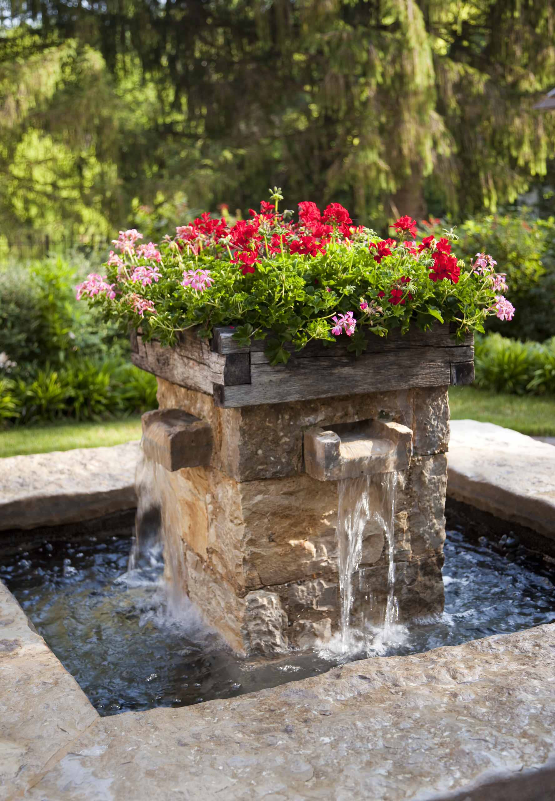 Садовый фонтан на даче — энергия воды и красоты!