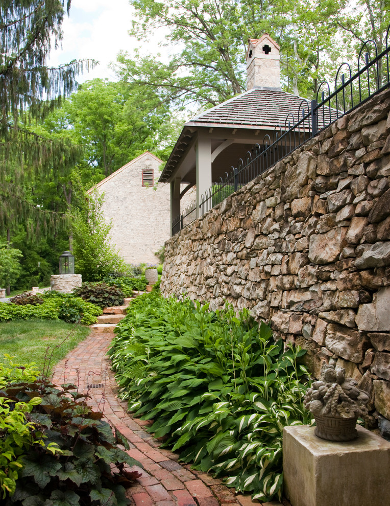 Schattiger Landhaus Garten hinter dem Haus mit Pflastersteinen in Philadelphia
