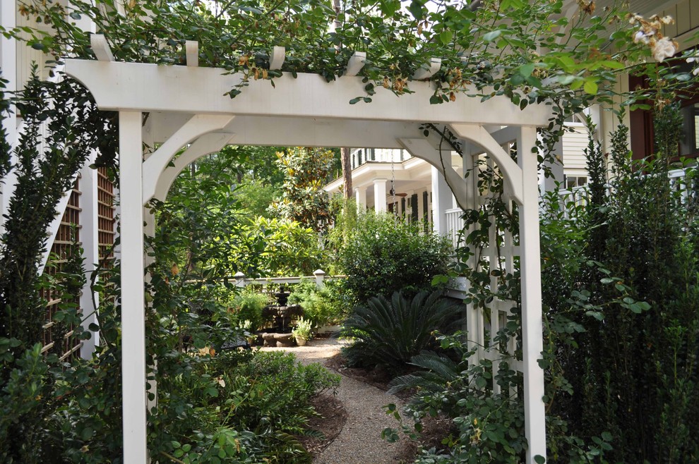 Пример оригинального дизайна: маленький садовый фонтан на внутреннем дворе в классическом стиле с покрытием из гравия для на участке и в саду