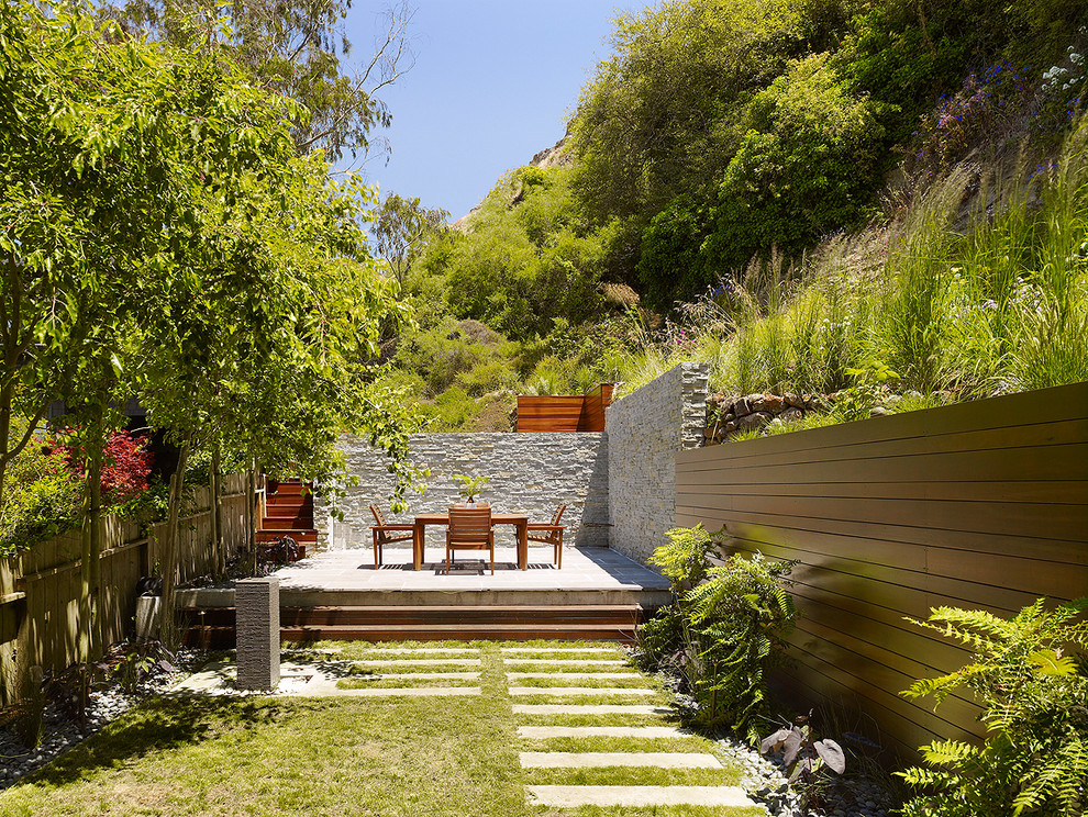 サンフランシスコにあるコンテンポラリースタイルのおしゃれな庭の噴水の写真