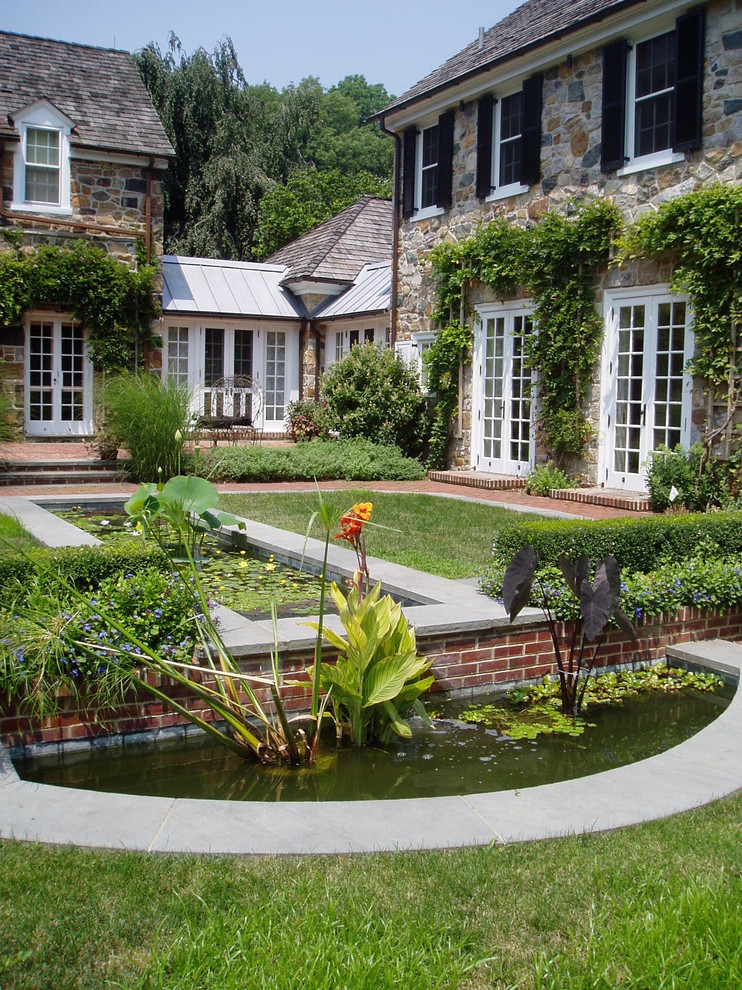 Klassischer Garten mit Pflastersteinen in Philadelphia
