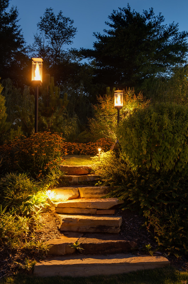 Inspiration pour un petit jardin arrière traditionnel l'été avec une exposition ensoleillée et des pavés en pierre naturelle.