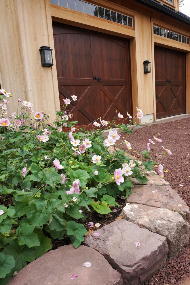 Imagen de jardín de tamaño medio en patio delantero con adoquines de piedra natural