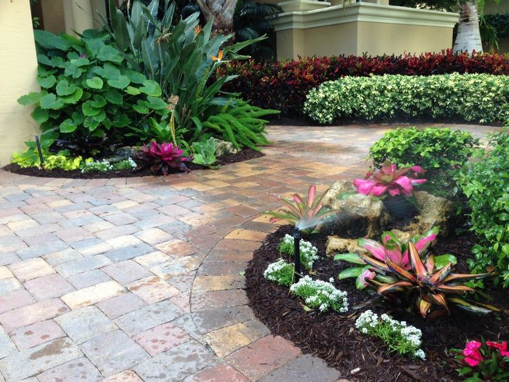 Inspiration for a medium sized bohemian front garden in Orlando.