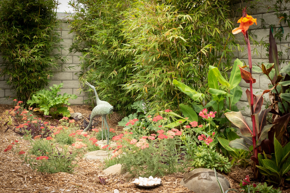 Источник вдохновения для домашнего уюта: засухоустойчивый сад среднего размера на боковом дворе в морском стиле с перегородкой для приватности, полуденной тенью и мульчированием