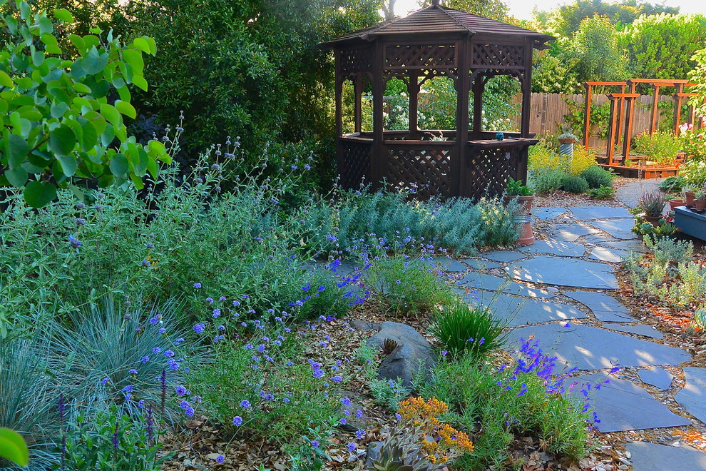 Стильный дизайн: весенний засухоустойчивый сад среднего размера на заднем дворе в стиле рустика с покрытием из каменной брусчатки - последний тренд