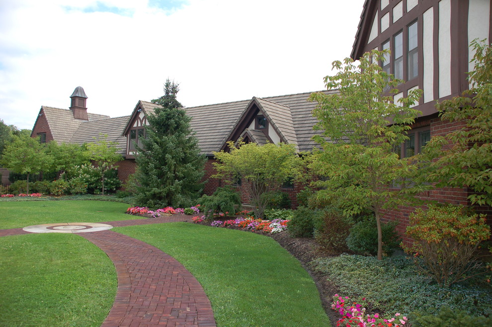 Colorful Front Plantings Traditional Landscape Columbus by