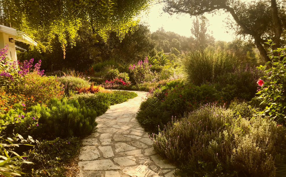 Свежая идея для дизайна: участок и сад в стиле неоклассика (современная классика) - отличное фото интерьера