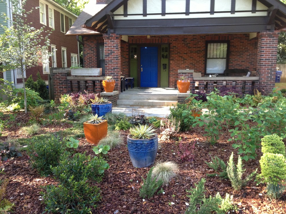 Inspiration for an eclectic front garden in Atlanta with mulch.