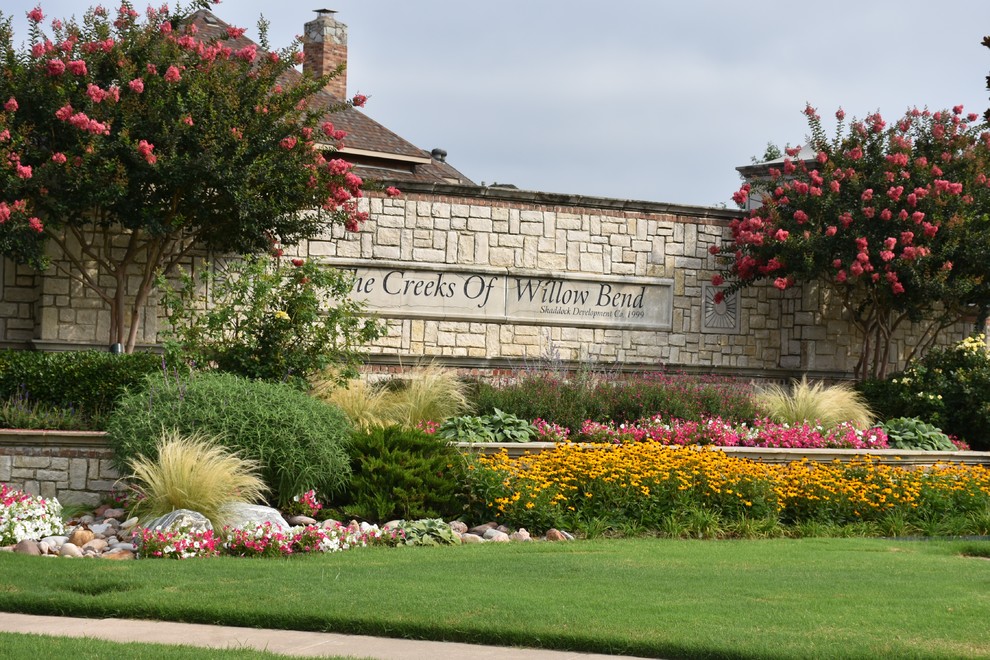 Geometrische, Große Klassische Gartenmauer mit direkter Sonneneinstrahlung und Natursteinplatten in Dallas