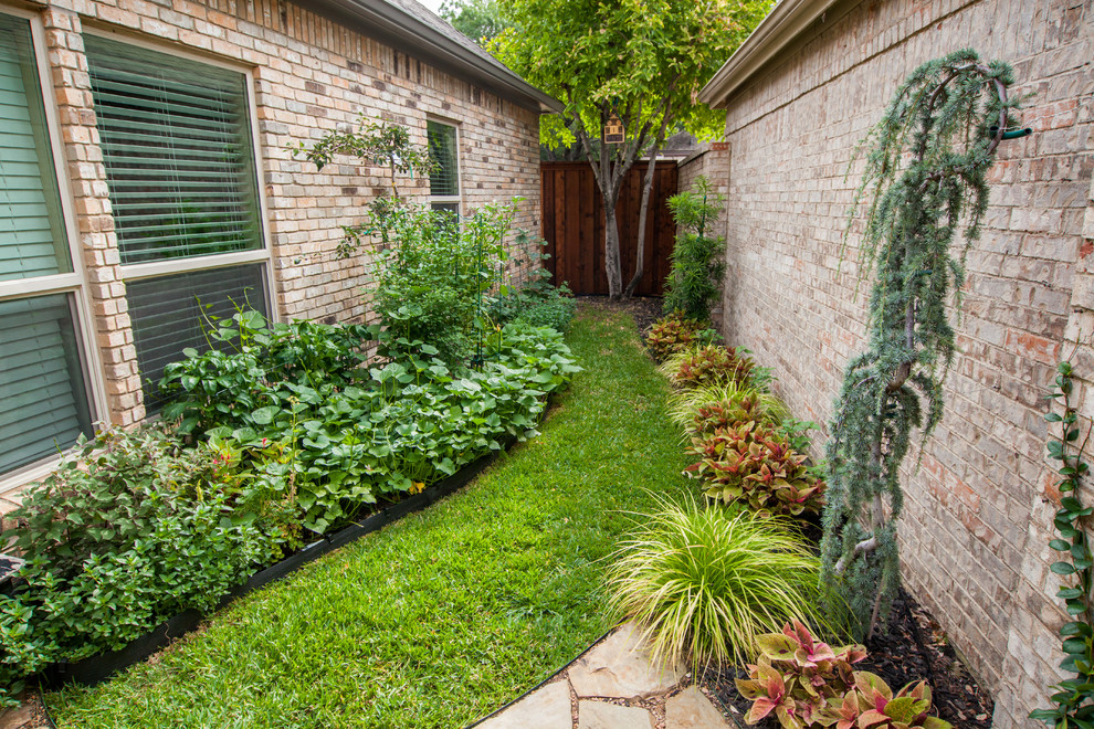 Inspiration pour un jardin latéral bohème de taille moyenne avec une exposition ensoleillée et des pavés en pierre naturelle.