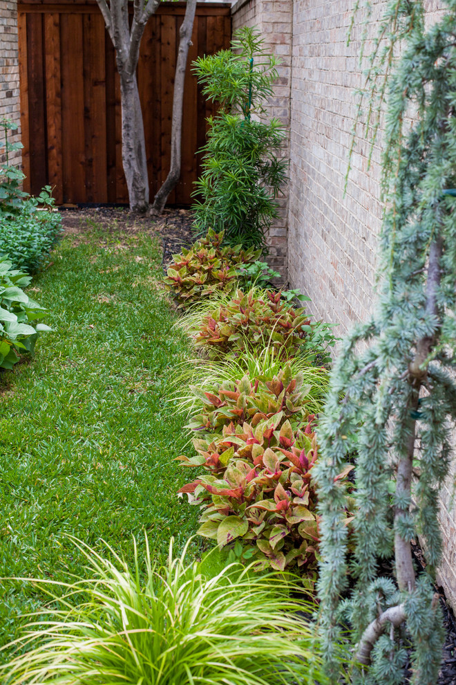Inspiration for a mid-sized eclectic full sun side yard mulch landscaping in Dallas.