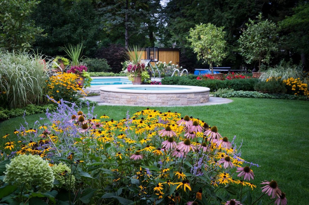 Ispirazione per un ampio giardino formale mediterraneo esposto a mezz'ombra dietro casa in estate con fontane e pavimentazioni in pietra naturale