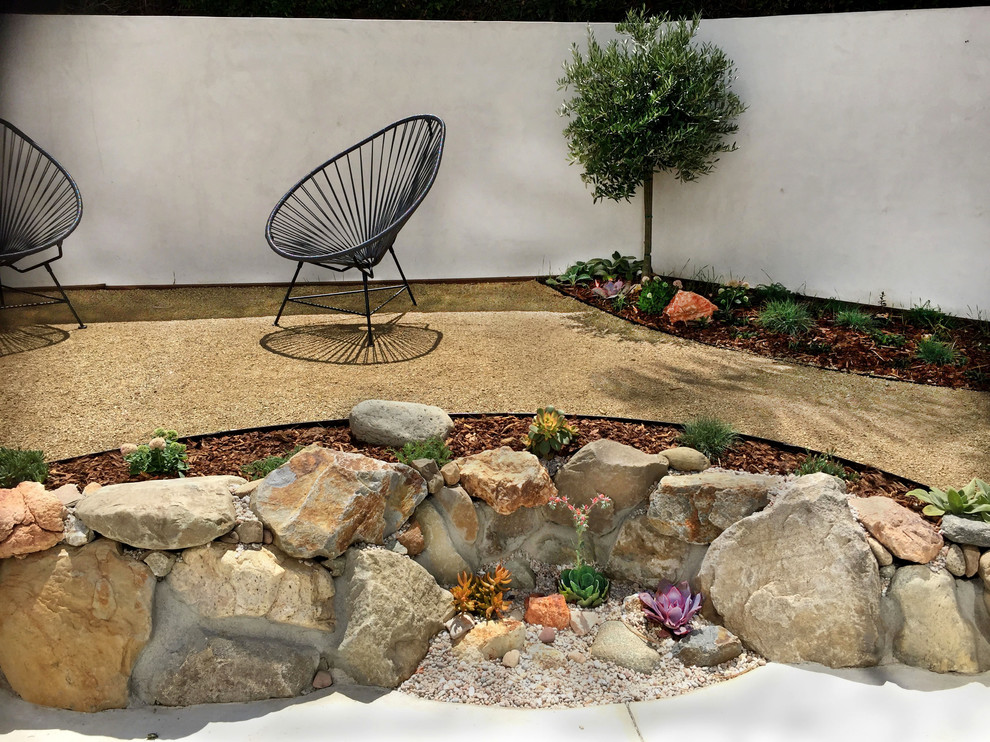 Small contemporary back xeriscape partial sun garden in Los Angeles.