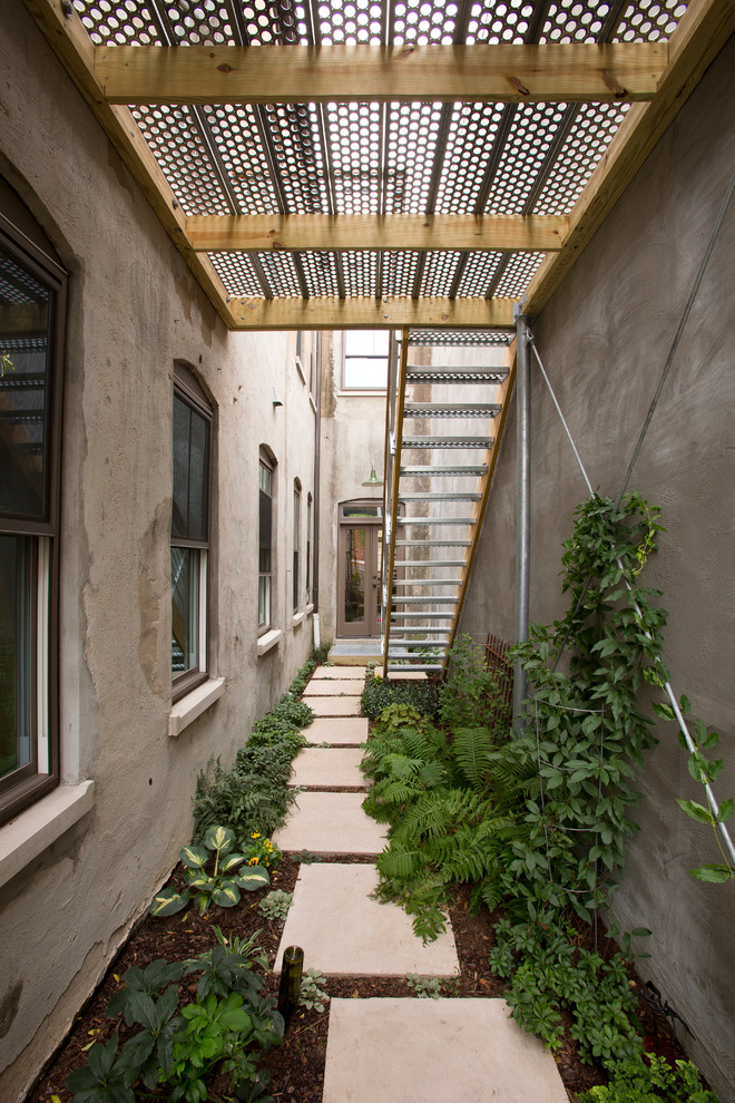 Esempio di un giardino minimal in ombra in cortile e di medie dimensioni con pacciame e scale