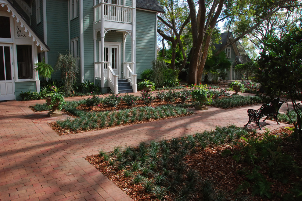 Photo of a large victorian garden in Orlando.