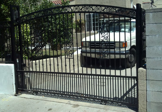 Immagine di un giardino classico con cancello e recinzione in metallo