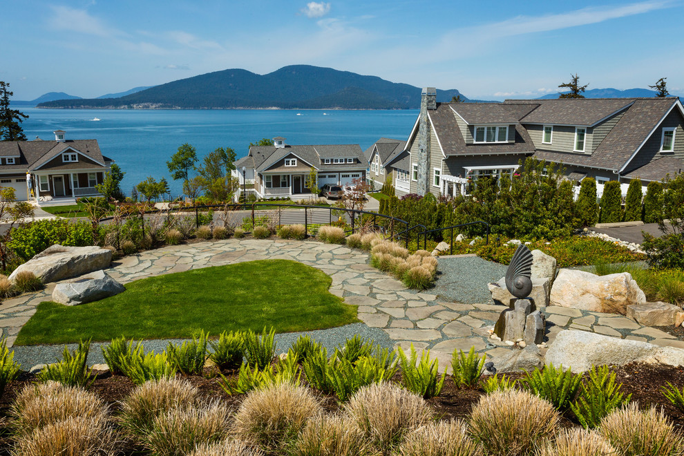 Diseño de jardín de estilo americano grande en patio con adoquines de piedra natural