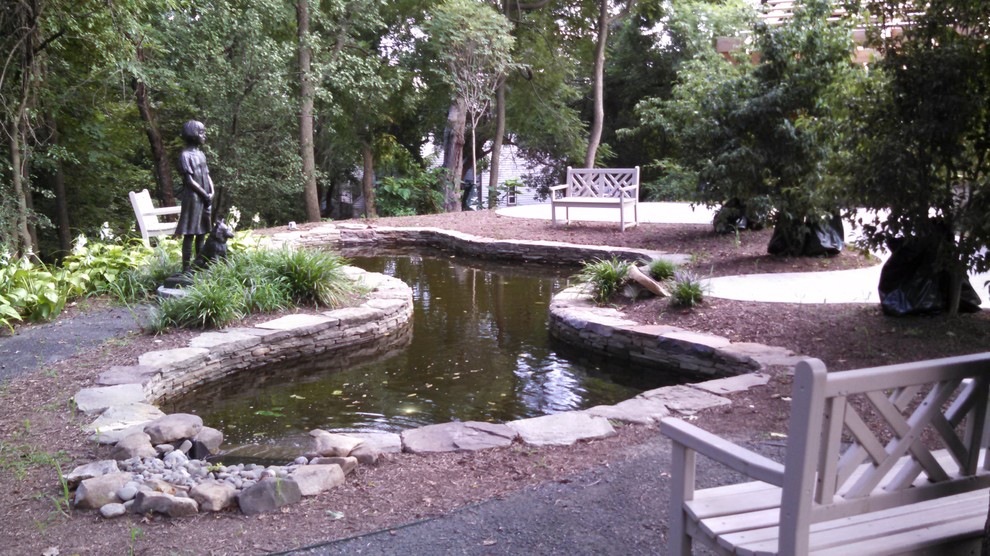 Halbschattiger Klassischer Garten hinter dem Haus mit Wasserspiel und Natursteinplatten in Baltimore