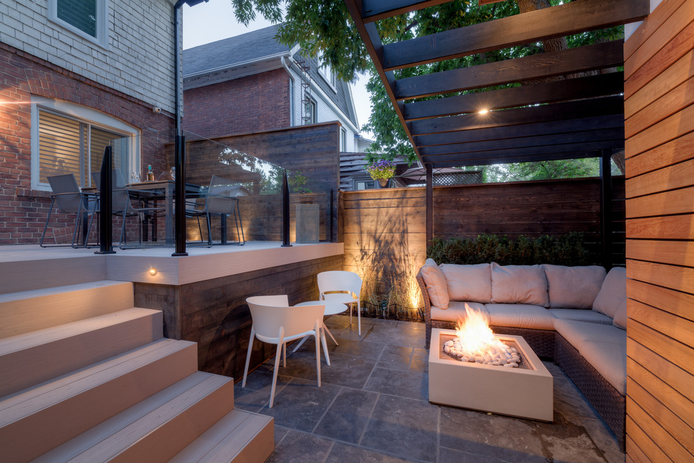 Small contemporary back patio in Toronto.