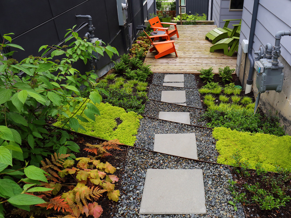 Cette photo montre un petit jardin latéral tendance avec une exposition ombragée et une terrasse en bois.