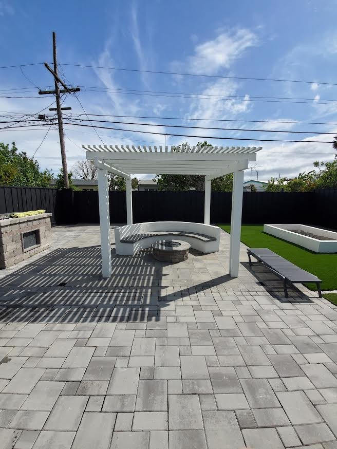 Idee per un vialetto classico esposto a mezz'ombra di medie dimensioni e dietro casa in primavera con pavimentazioni in cemento