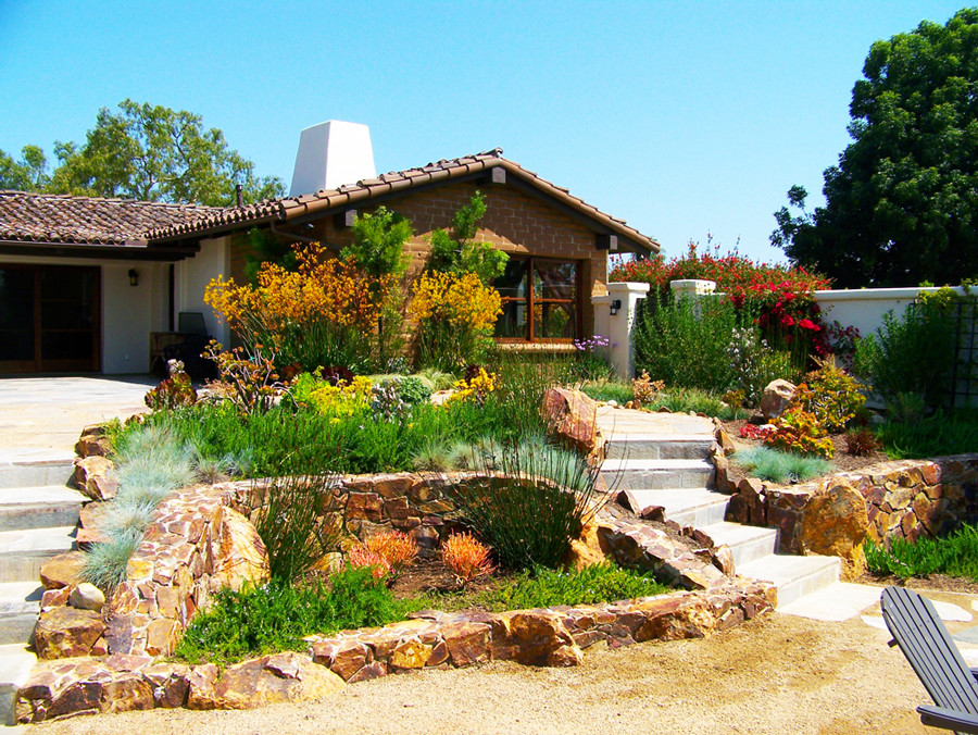 Стильный дизайн: солнечный, летний засухоустойчивый сад среднего размера на заднем дворе в стиле фьюжн с хорошей освещенностью и покрытием из гравия - последний тренд