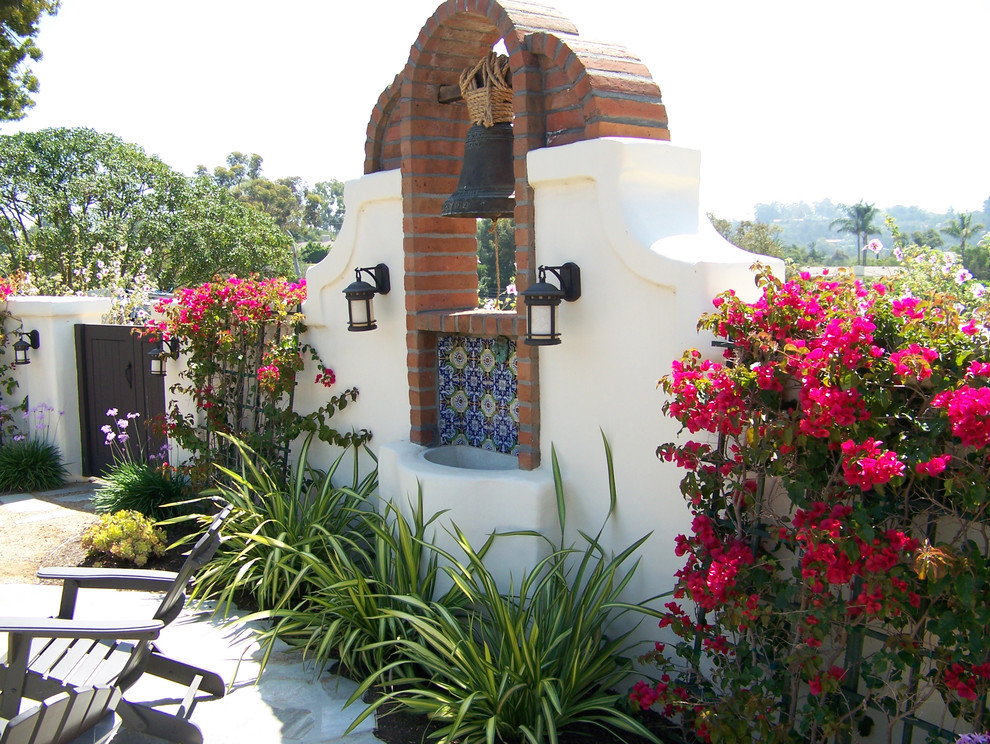 Foto di un giardino xeriscape stile americano esposto in pieno sole di medie dimensioni e dietro casa in estate con ghiaia