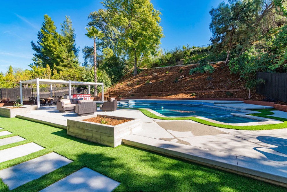 Esempio di un grande giardino minimal esposto a mezz'ombra dietro casa in estate con pavimentazioni in cemento
