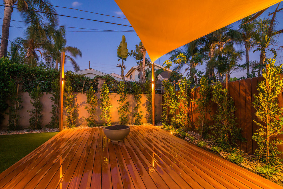 Immagine di un giardino xeriscape contemporaneo esposto in pieno sole di medie dimensioni e dietro casa in estate con fontane e pedane