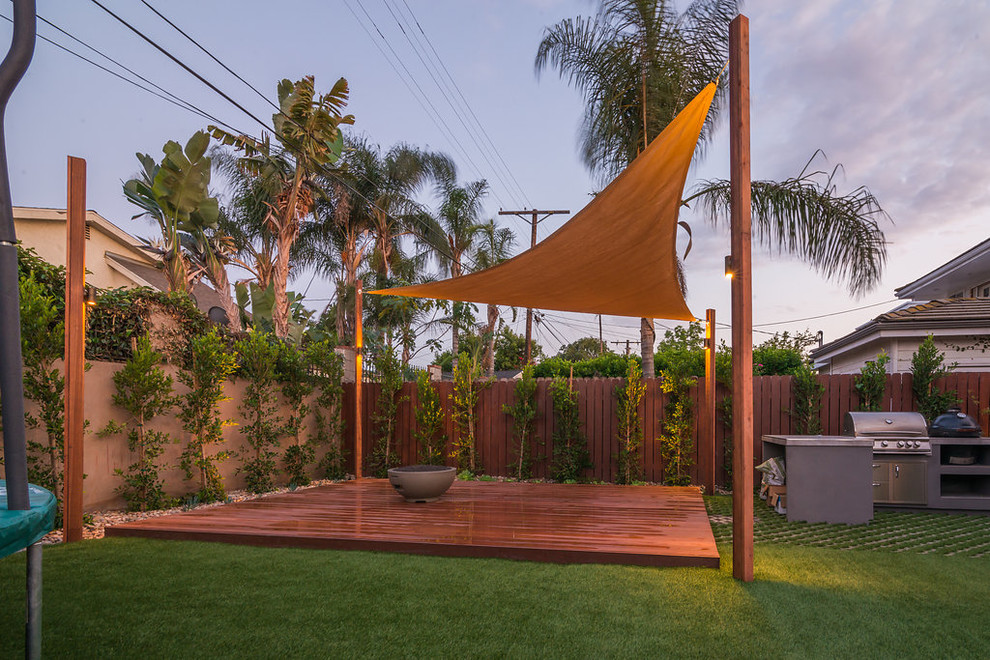 Mittelgroßer Moderner Garten im Sommer, hinter dem Haus mit Wasserspiel, direkter Sonneneinstrahlung und Dielen in Los Angeles