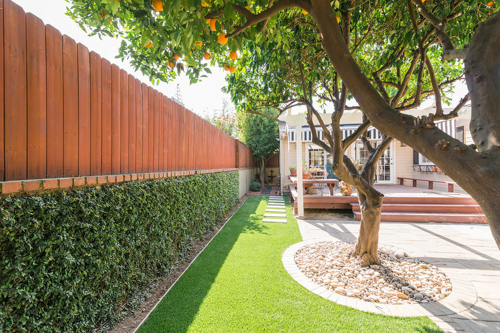 Esempio di un piccolo giardino formale moderno esposto a mezz'ombra dietro casa in primavera con pavimentazioni in cemento