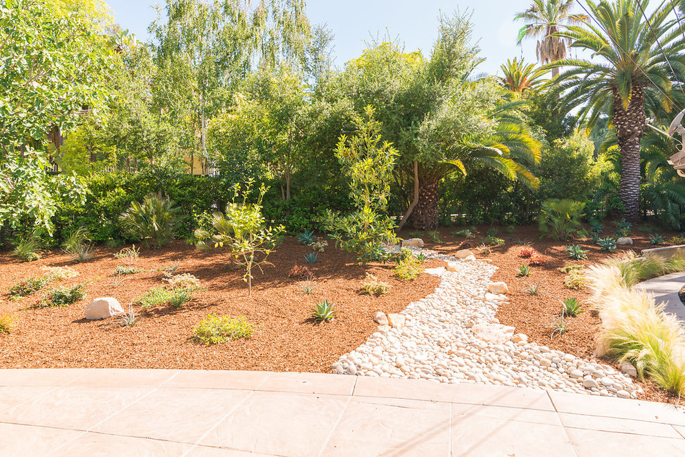 Idee per un grande giardino formale minimal esposto a mezz'ombra dietro casa in estate con pavimentazioni in cemento