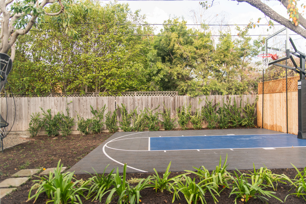 Mittelgroßer, Halbschattiger Moderner Garten im Sommer, hinter dem Haus mit Sportplatz in Los Angeles