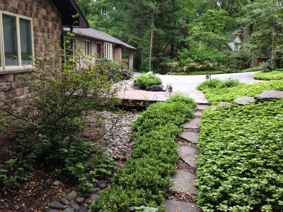 Foto di un grande giardino tradizionale davanti casa con pavimentazioni in pietra naturale
