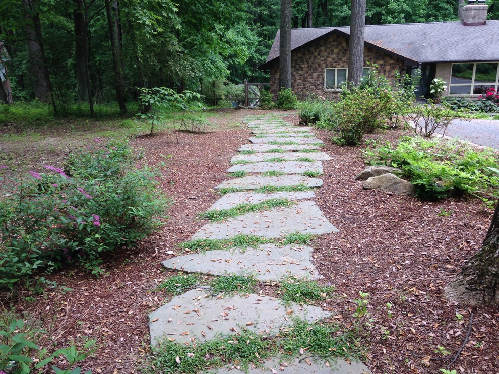Foto di un grande giardino chic davanti casa con pavimentazioni in pietra naturale