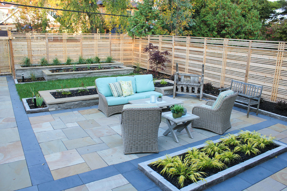 Ispirazione per un grande orto in giardino moderno esposto in pieno sole dietro casa con pavimentazioni in pietra naturale