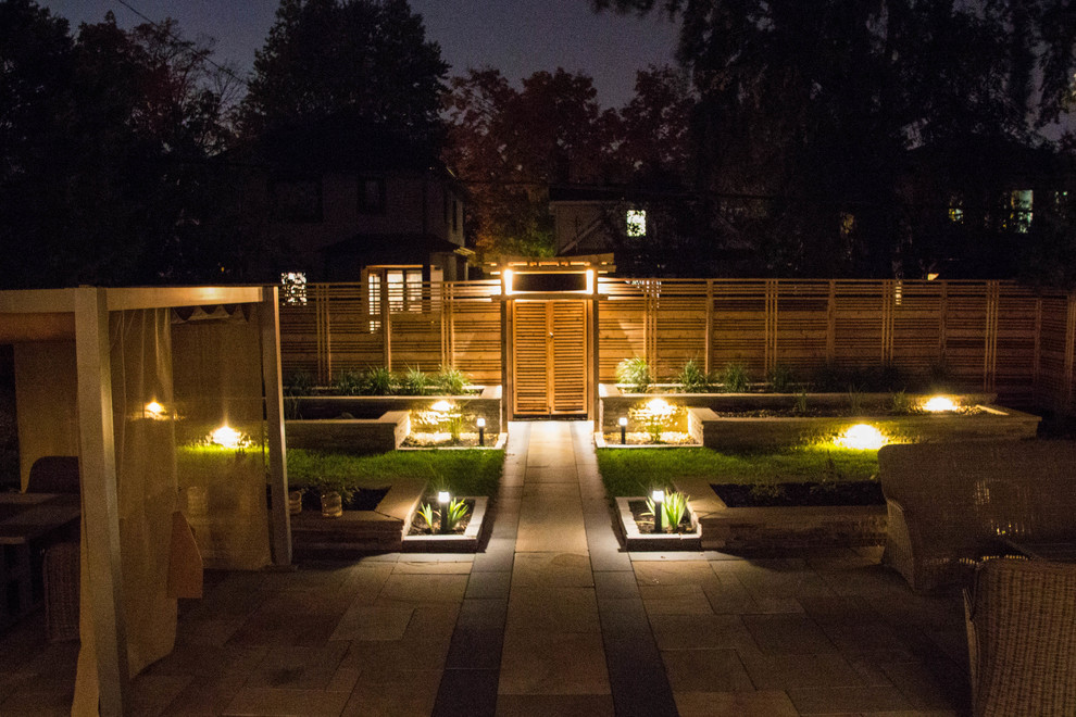 Cette image montre un grand jardin potager arrière minimaliste avec une exposition ensoleillée et des pavés en pierre naturelle.